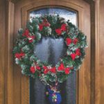 Una ghirlanda natalizia appesa ad una porta di casa