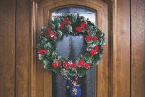 Una ghirlanda natalizia appesa ad una porta di casa