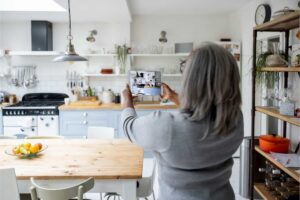Donna fotografa la sua cucina con tablet