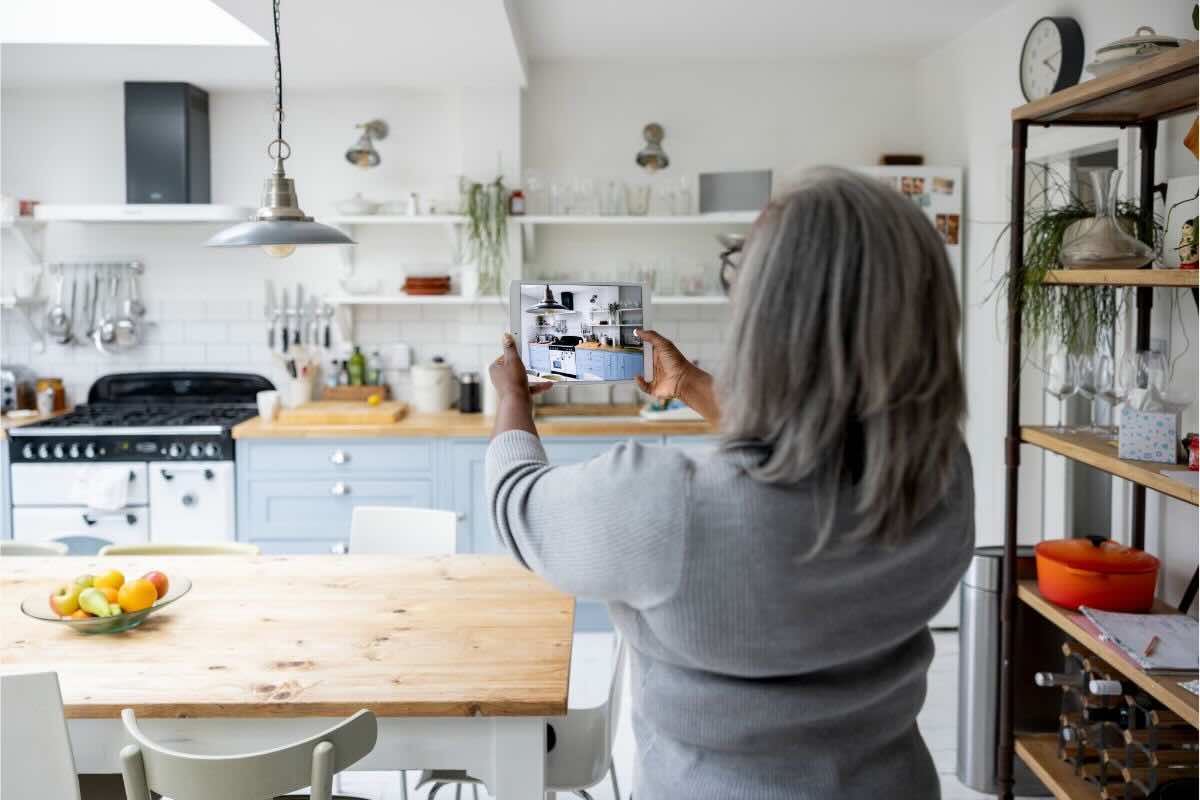 Donna fotografa la sua cucina con tablet