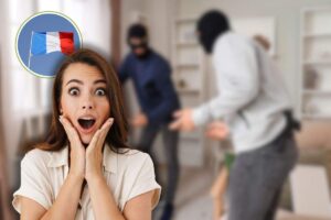 ladri in casa, bandiera francese in icona e donna sorpresa con mani in faccia