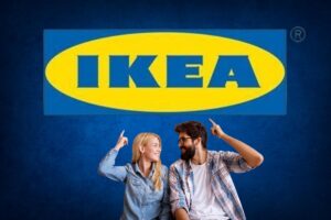 La scritta Ikea con una coppia felice sotto che indica la scritta