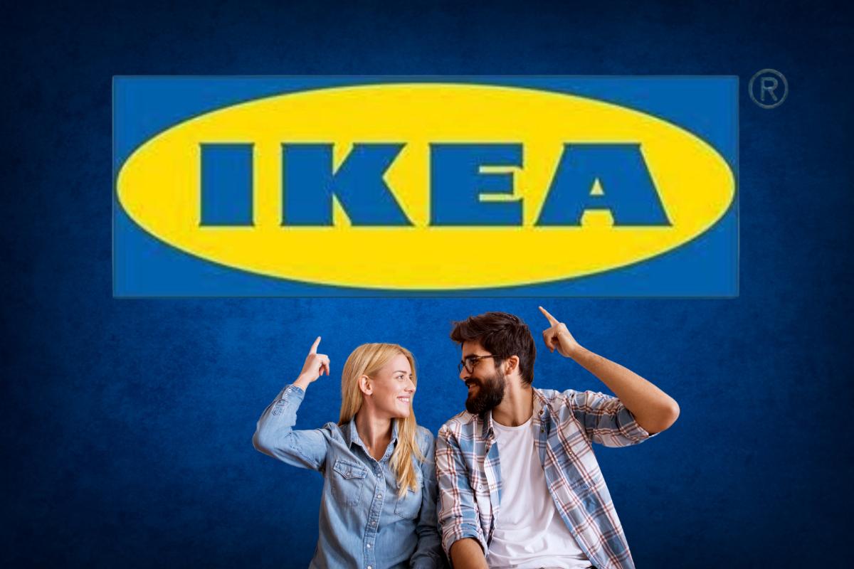 La scritta Ikea con una coppia felice sotto che indica la scritta