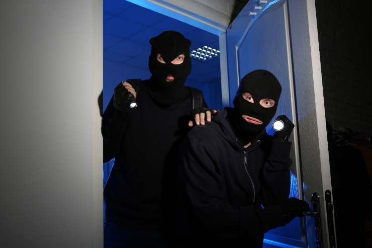 Dei ladri che sono entrati in casa