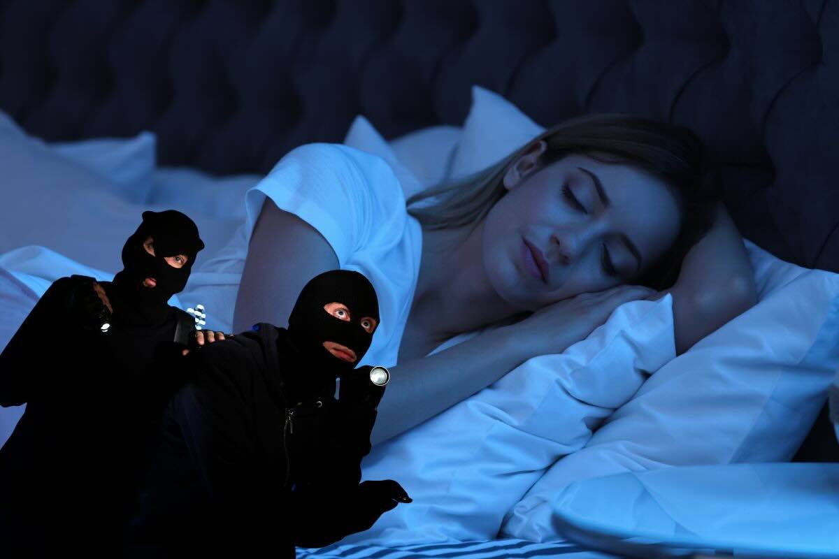 Ragazza dorme, due ladri