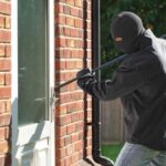 Ladro scassina porta