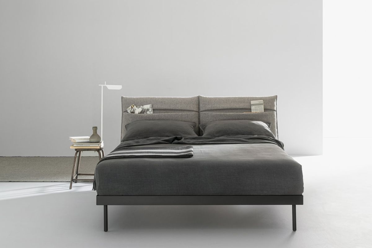 Letto con testiera grigia