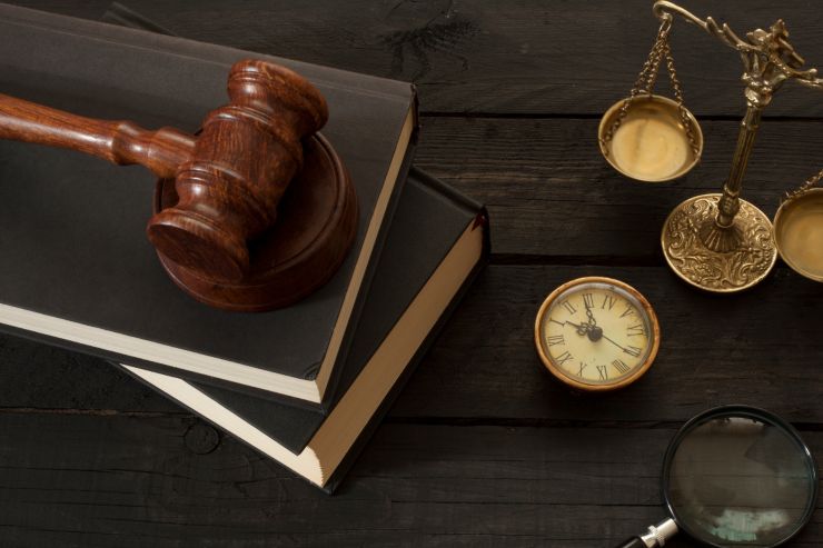 dei libri di legge e una bilancia di giustizia ed un martello da giudice