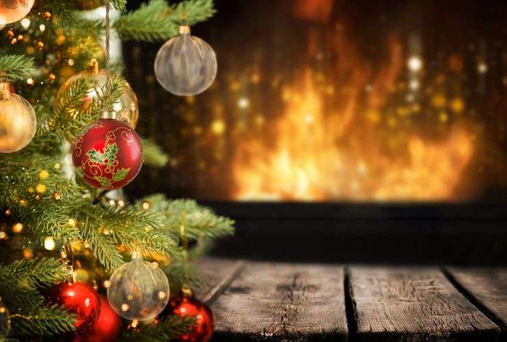 albero di natale con camino sullo sfondo