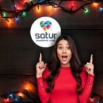luci di natale, logo satur e donna che indica con faccia sorpresa