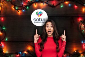 luci di natale, logo satur e donna che indica con faccia sorpresa