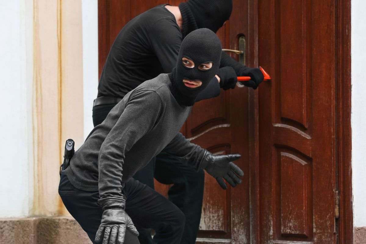 ladri che tentano di entrare in casa