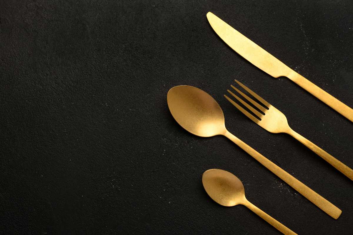 posate su sfondo nero