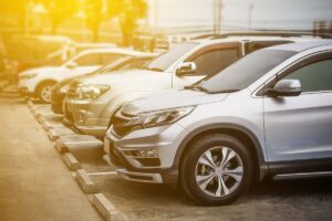 Diverse auto nuove parcheggiate