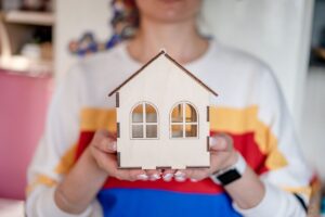 donna con casa in mano