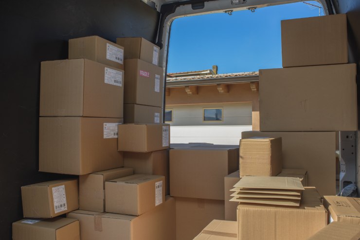 Diversi pacchi smarriti accumulati in un camion