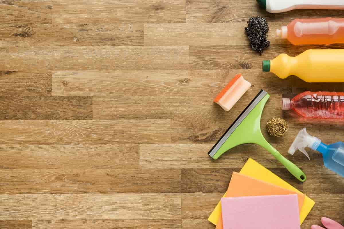 prodotti in fila per pulire e rendere brillante il parquet