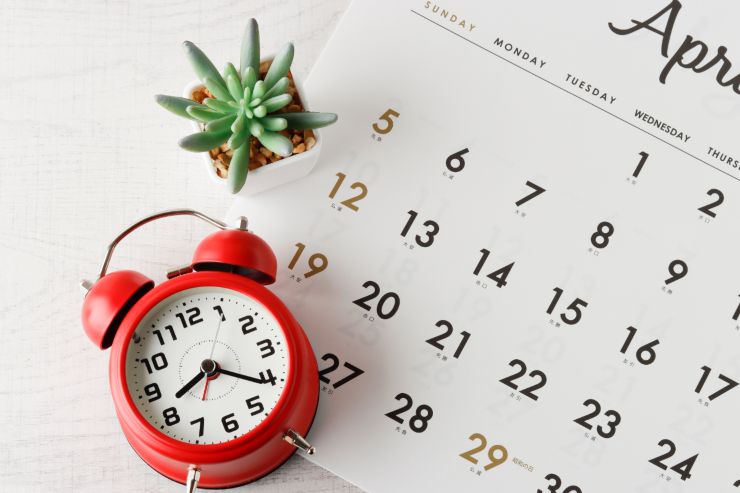 Un calendario con sopra un orologio