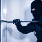 ladro che vuole entrare in casa