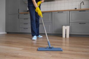 donna che pulisce il parquet