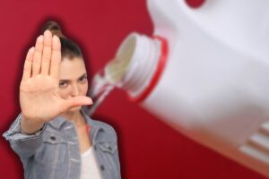 candeggina e donna che fa stop con le mani
