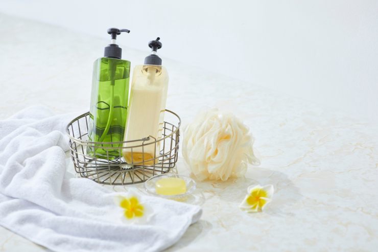 Degli asciugamani e del sapone su un tavolo