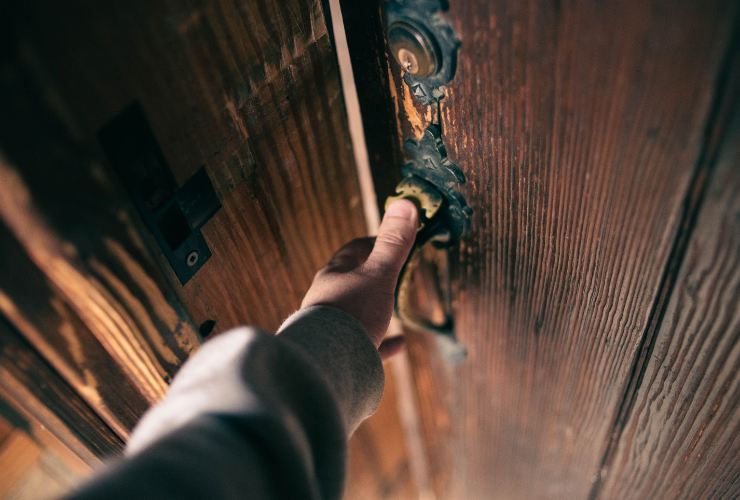 mano sulla maniglia della porta