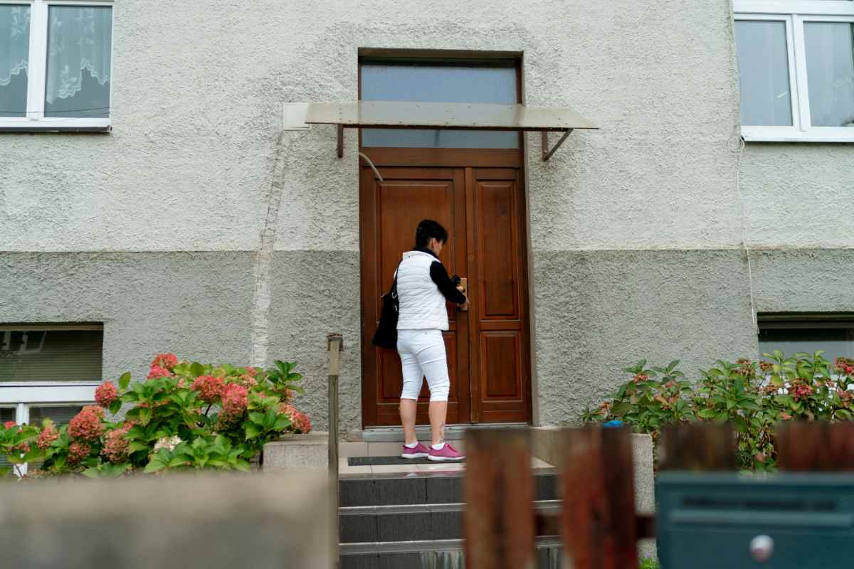 ragazza entra in casa