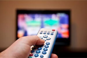 Schiacciare telecomando davanti TV