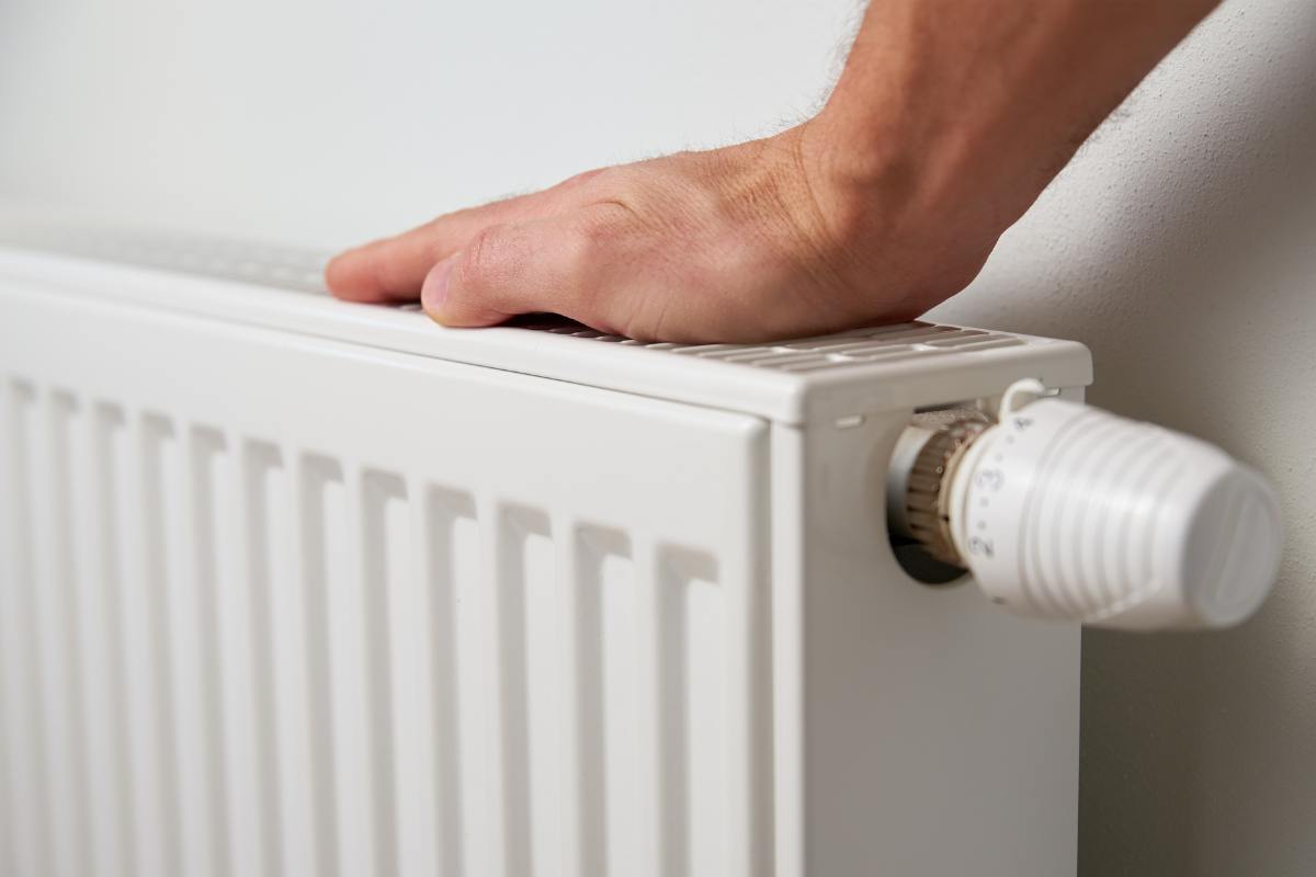 mano su termosifone