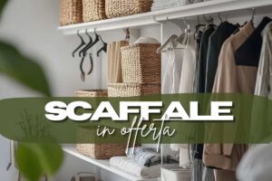 Scaffale e scritte in primo piano