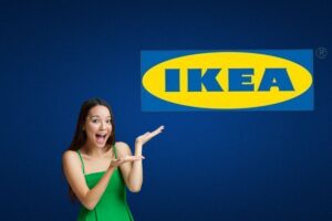 Una ragazza che espone il logo di IKEA