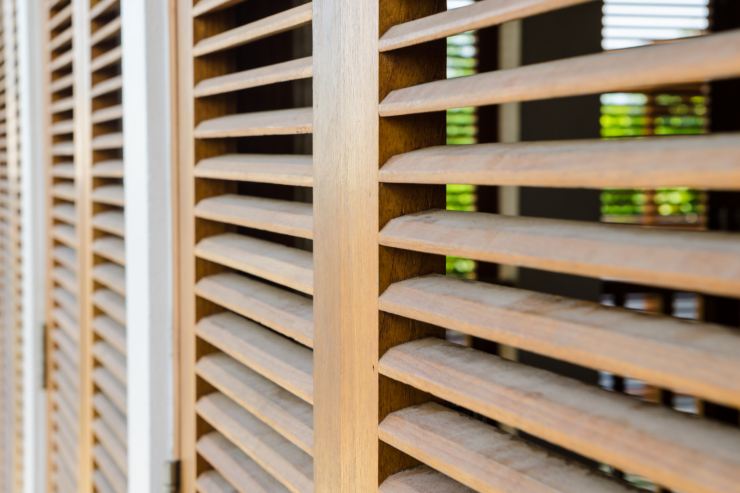 Delle tapparelle di alcune finestre