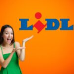 Una ragazza felice che indica la scritta LIDL
