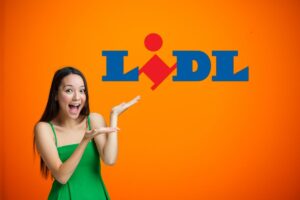 Una ragazza felice che indica la scritta LIDL