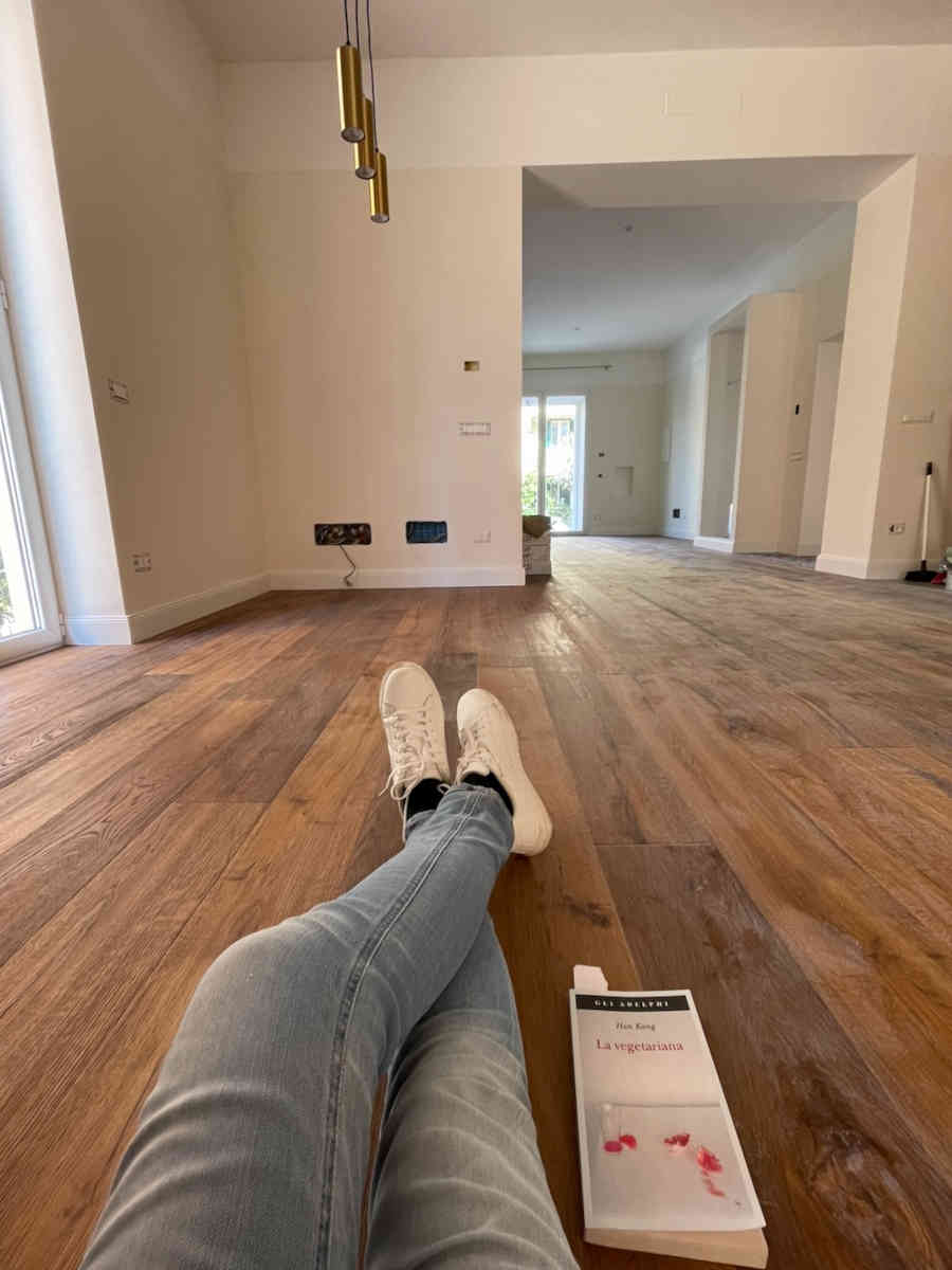 Any Patrasc riposa durante una ristrutturazione di casa