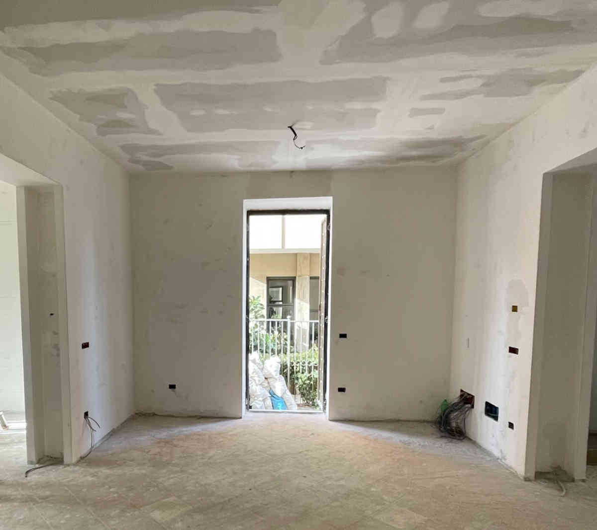 Sala da pranzo durante la ristrutturazione dopo la posa del cartongesso