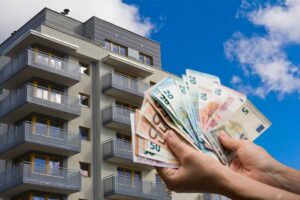 Condominio, mano con banconote euro