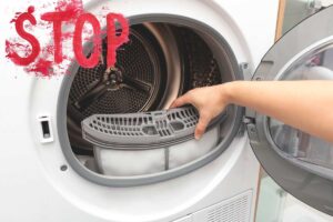 Un asciugatrice aperta ed una scritta "Stop" in alto a sinistra