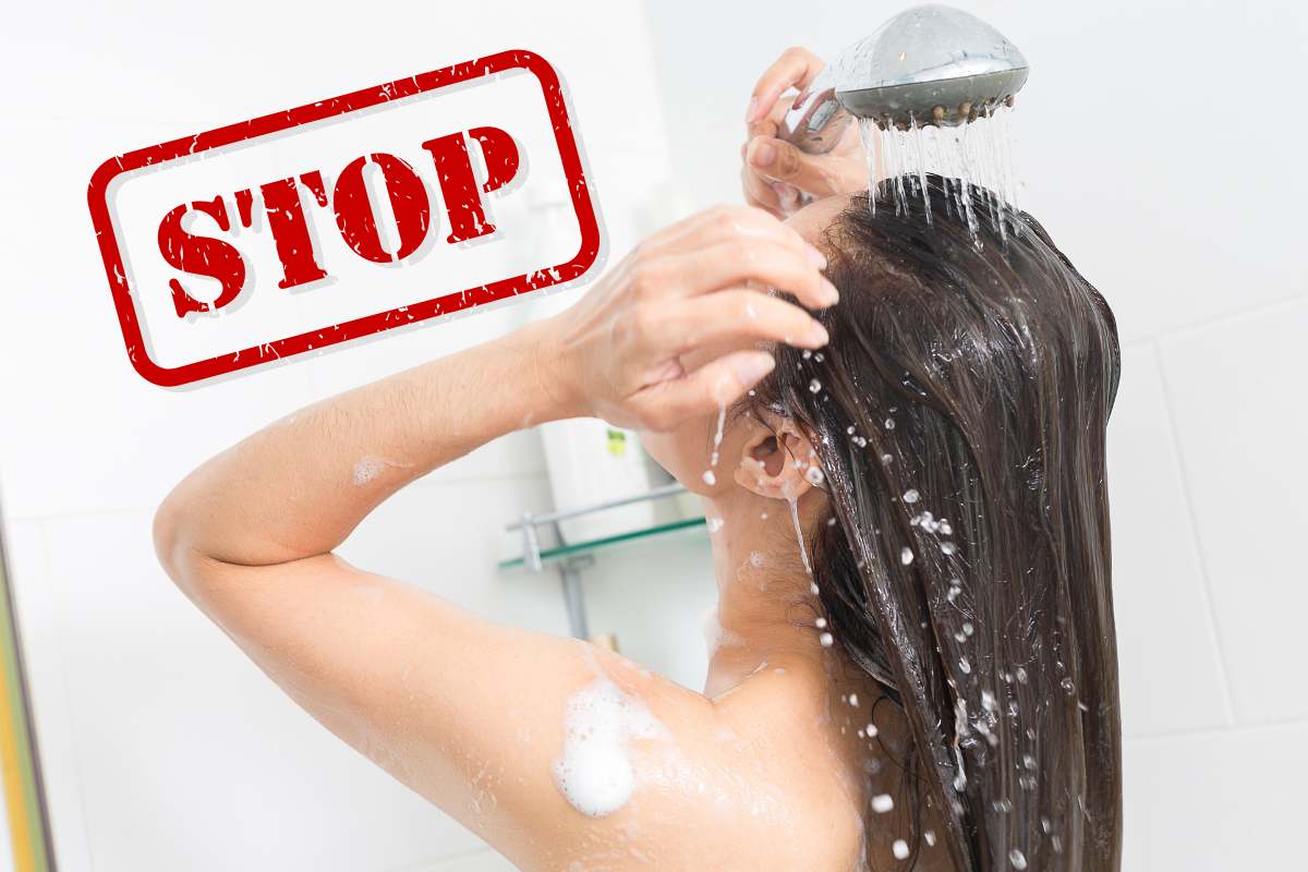 Una ragazza che si sta facendo la doccia e una scritta in alto a sinistra di stop