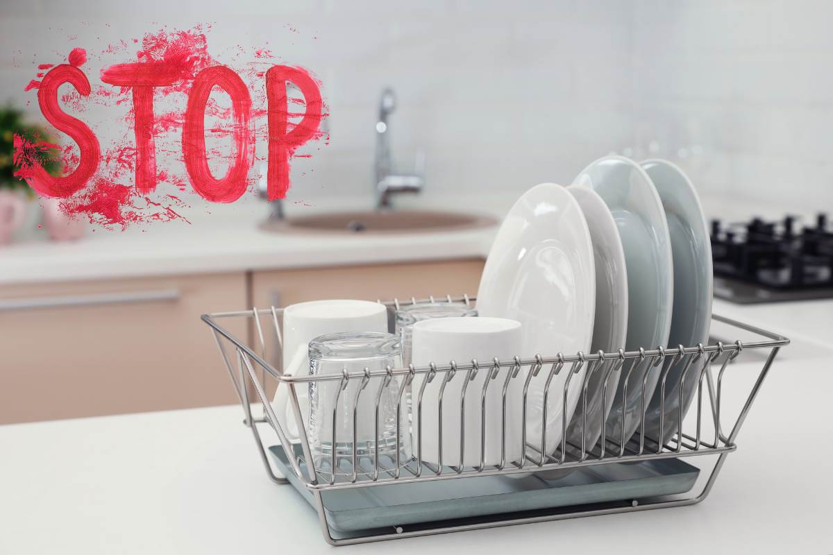 Uno scolapiatti classico ed una scritta "Stop" in alto a sinistra