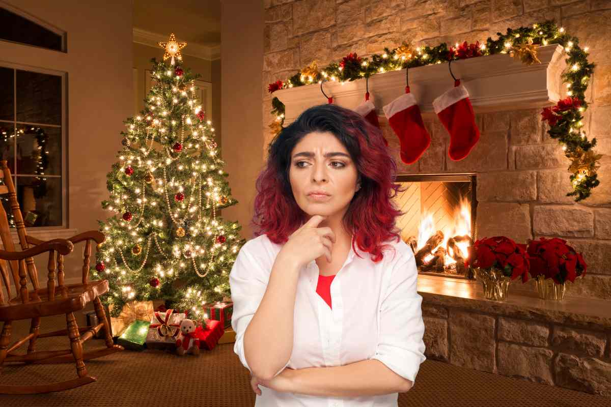 Una casa allestita a tema natalizio tradizionale e una donna non convinta del suo albero di natale