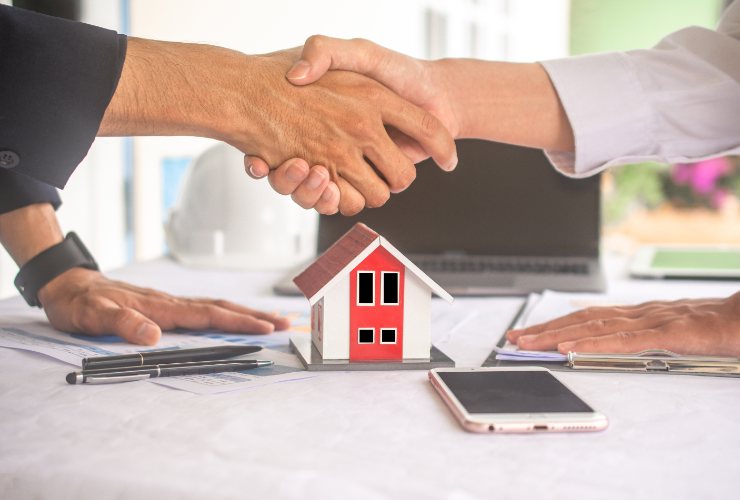 stretta di mano per vendita casa