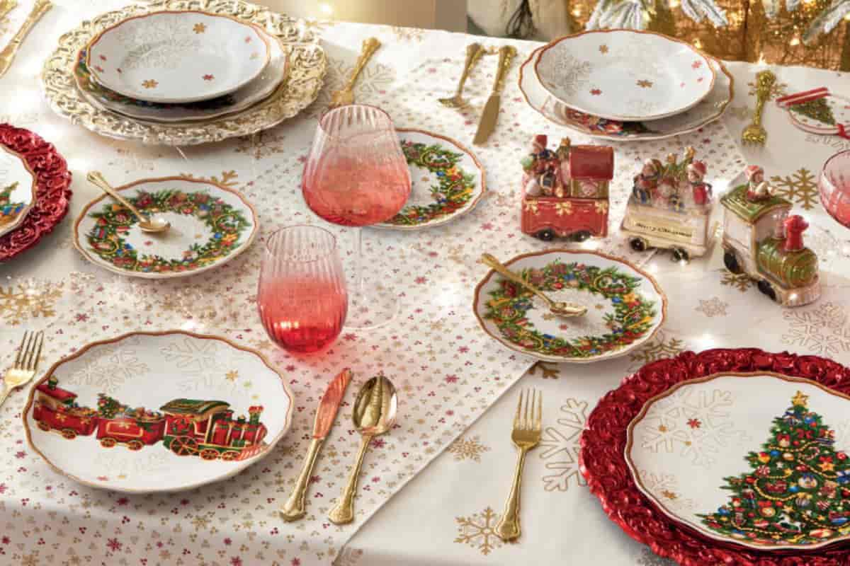 tavola con piatti natalizi
