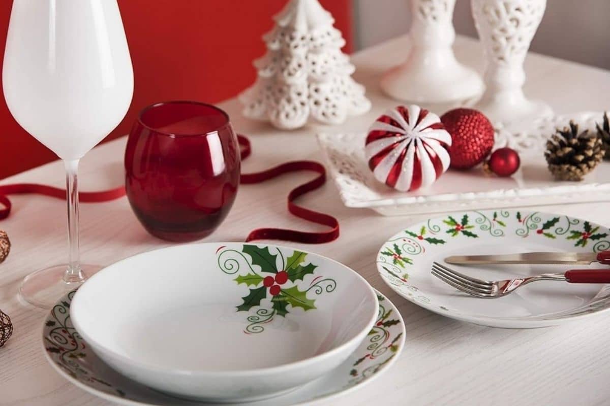 tavola con piatti natalizi