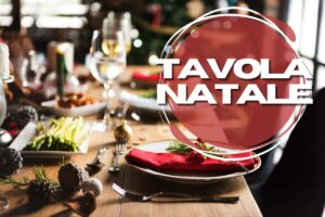tavola con piatti natalizi