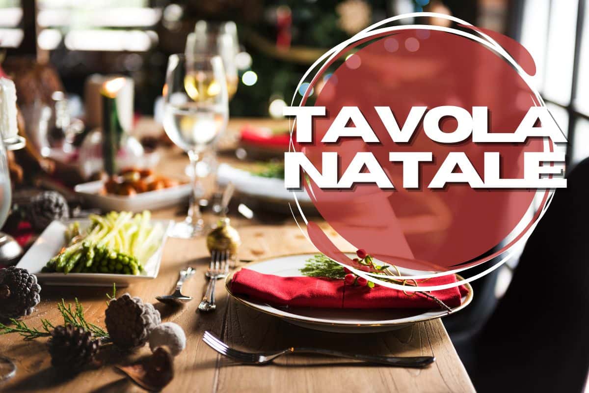 tavola con piatti natalizi