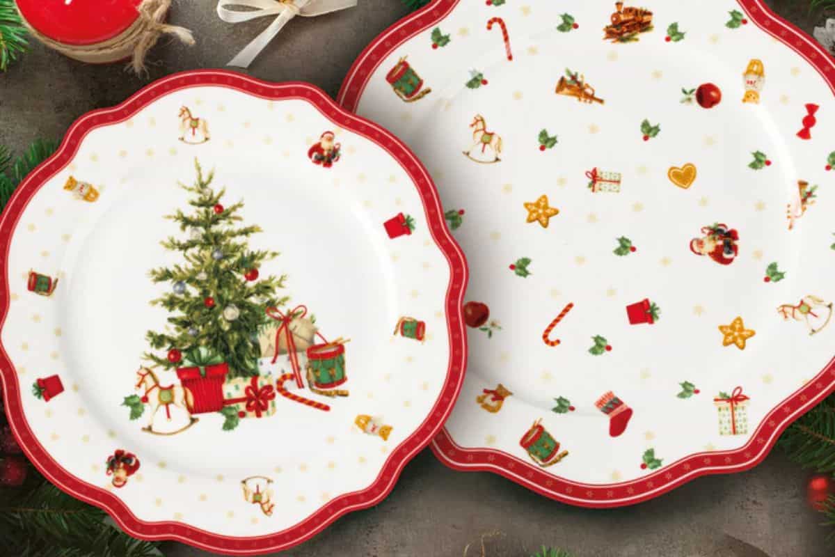 tavola con piatti natalizi
