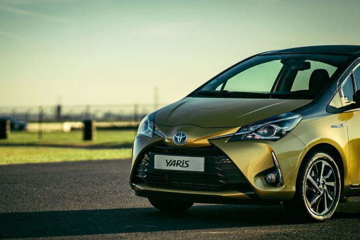 Una macchina Toyota-yaris per strada
