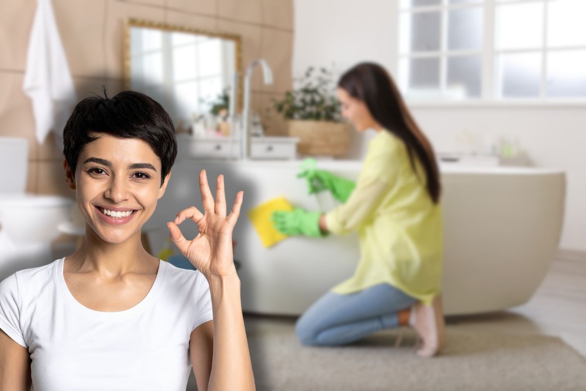 donna pulisce bagno e un'altra sorridente che fa ok con le mani